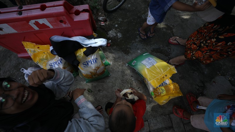 Antusias Warga Antre Beras Murah di Jakarta. (CNBC Indonesia/Tri Susilo)