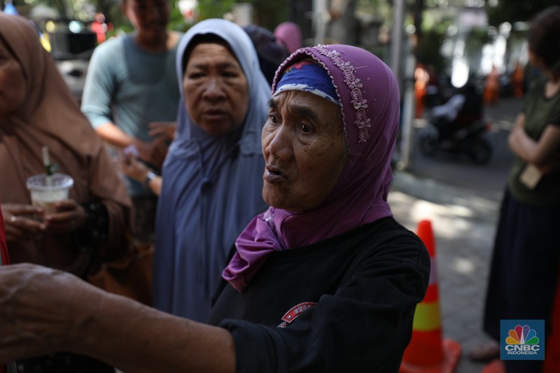 Antusias Warga Antre Beras Murah di Jakarta. (CNBC Indonesia/Tri Susilo) Antusias Warga Antre Beras Murah di Jakarta. (CNBC Indonesia/Tri Susilo)