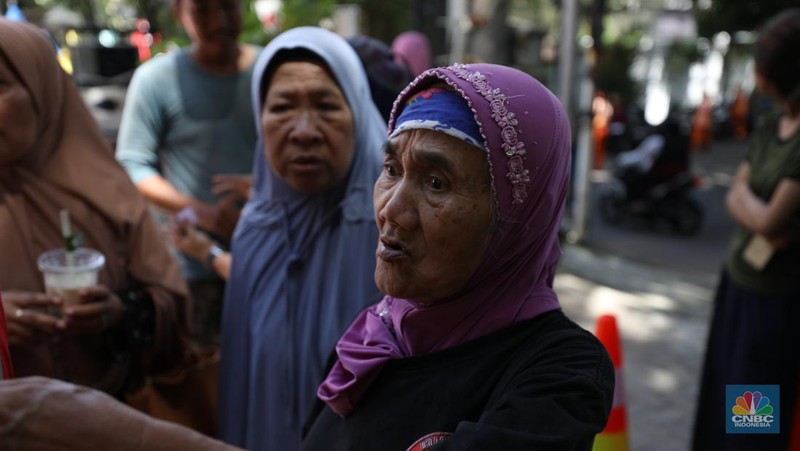 Antusias Warga Antre Beras Murah di Jakarta. (CNBC Indonesia/Tri Susilo)