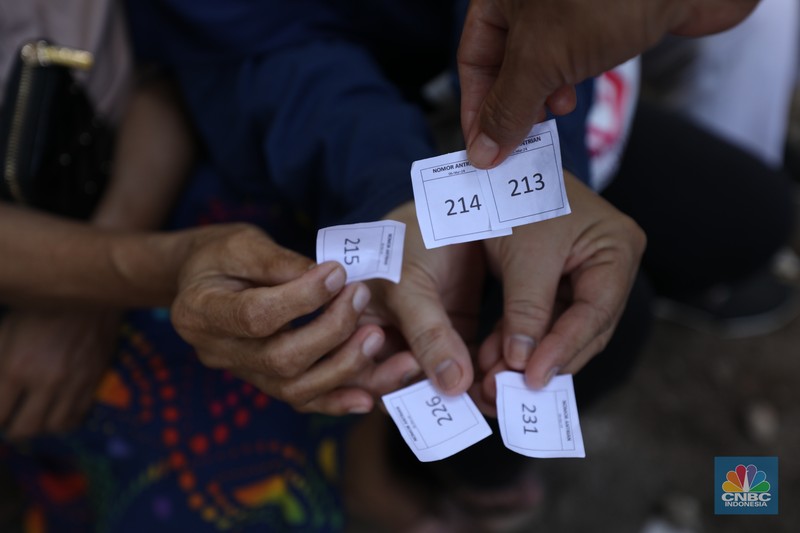 Antusias Warga Antre Beras Murah di Jakarta. (CNBC Indonesia/Tri Susilo)