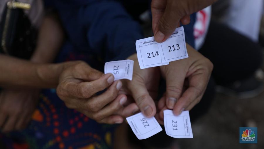 Antusias Warga Antre Beras Murah di Jakarta. (CNBC Indonesia/Tri Susilo)
