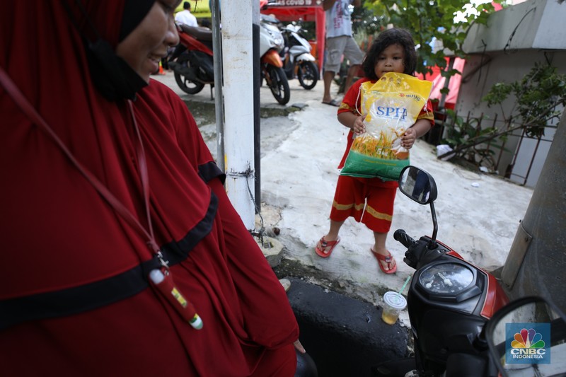 Antusias Warga Antre Beras Murah di Jakarta. (CNBC Indonesia/Tri Susilo) Antusias Warga Antre Beras Murah di Jakarta. (CNBC Indonesia/Tri Susilo)