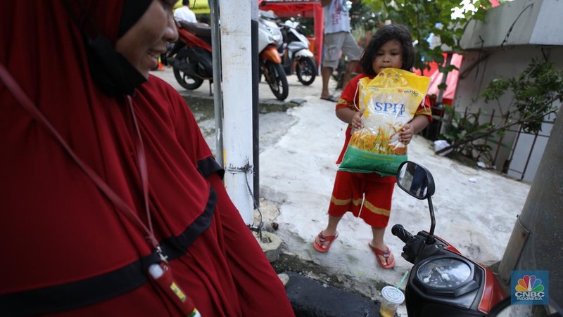 Antusias Warga Antre Beras Murah di Jakarta. (CNBC Indonesia/Tri Susilo)