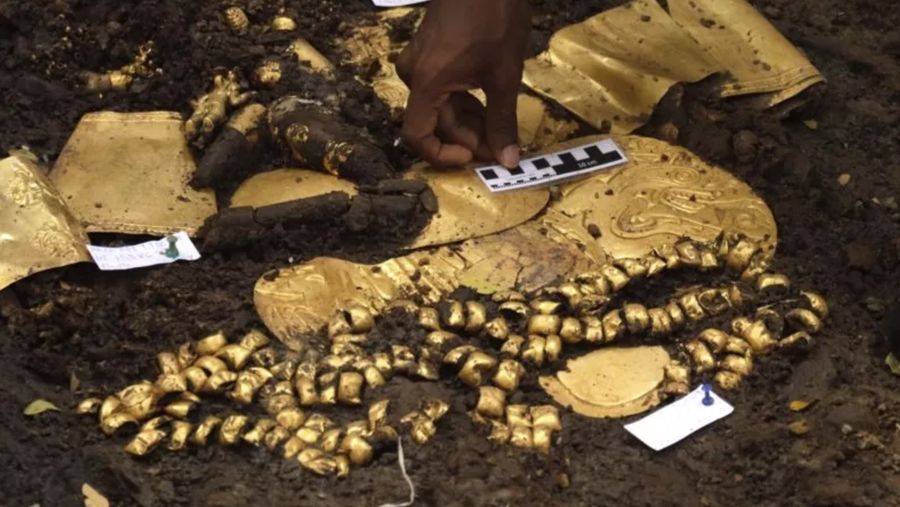 Artefak emas ditemukan di makam yang baru ditemukan di situs arkeologi El Caño di Panama. Makam tersebut diperkirakan berasal dari sekitar tahun 750 M. (Tangkapan Layar Newsweek.com)