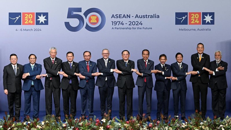 Australia's Prime Minister Anthony Albanese greets Indonesia's President Joko Widodo at the ASEAN-Australia Special Summit, in Melbourne, Australia March 5, 2024. REUTERS/Jaimi Joy