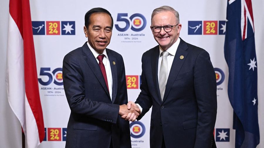 Australian Prime Minister Anthony Albanese greets Indonesian President Joko Widodo ahead of a bilateral meeting during the 2024 ASEAN-Australia Special Summit at the Melbourne Convention and Exhibition Centre in Melbourne, Australia, March 5, 2024. AAP Image/Joel Carrett via REUTERS ATTENTION EDITORS - THIS IMAGE WAS PROVIDED BY A THIRD PARTY. NO RESALES. NO ARCHIVE. AUSTRALIA OUT. NEW ZEALAND OUT. NO COMMERCIAL OR EDITORIAL SALES IN NEW ZEALAND. NO COMMERCIAL OR EDITORIAL SALES IN AUSTRALIA.