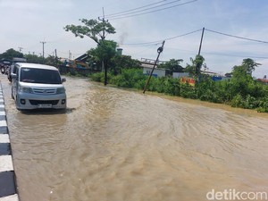 Banjir Cirebon Bikin Kemacetan 4 Km di Ruas Pantura