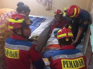 Damkar Bantu Warga Sakit Berbobot 150 Kg yang Sulit Naik Tempat Tidur