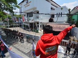 Ratusan Orang Demo di KPU Surabaya soal Dugaan Caleg Berijazah Palsu