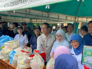 Heru Budi Tinjau Pasar Sembako Murah di Cilincing Jakut