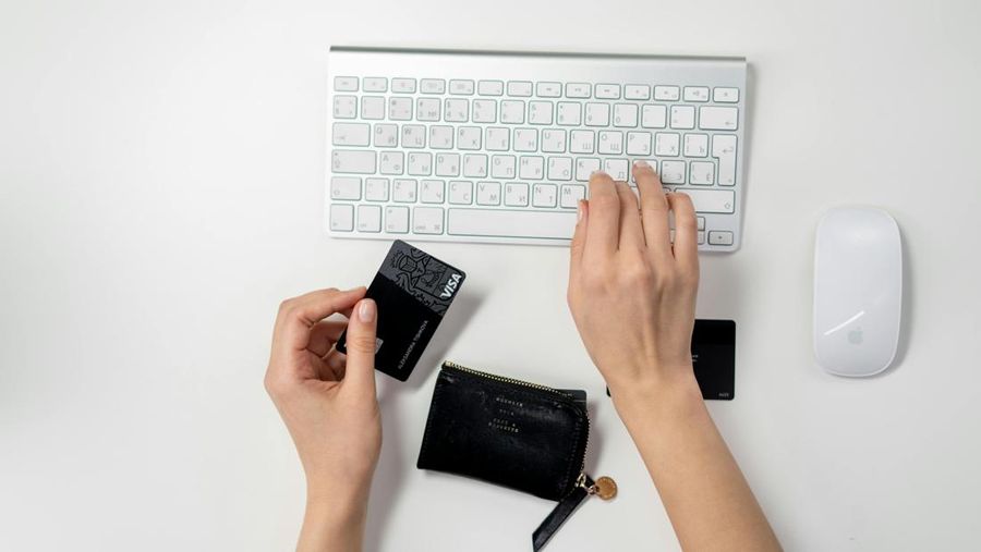 Ilustrasi e-commerce (Cottonbro studio: https://www.pexels.com)