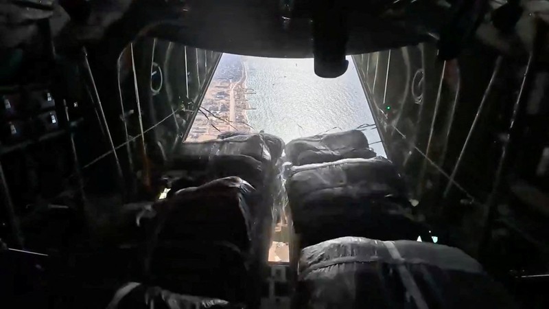 ISRAEL-PALESTINIANS/GAZA-AID DROP-US MILITARY U.S. Air Force drops humanitarian aid for Gaza residents, in this screengrab from a video released on March 5, 2024. US Central Command via X/Handout via REUTERS THIS IMAGE HAS BEEN SUPPLIED BY A THIRD PARTY