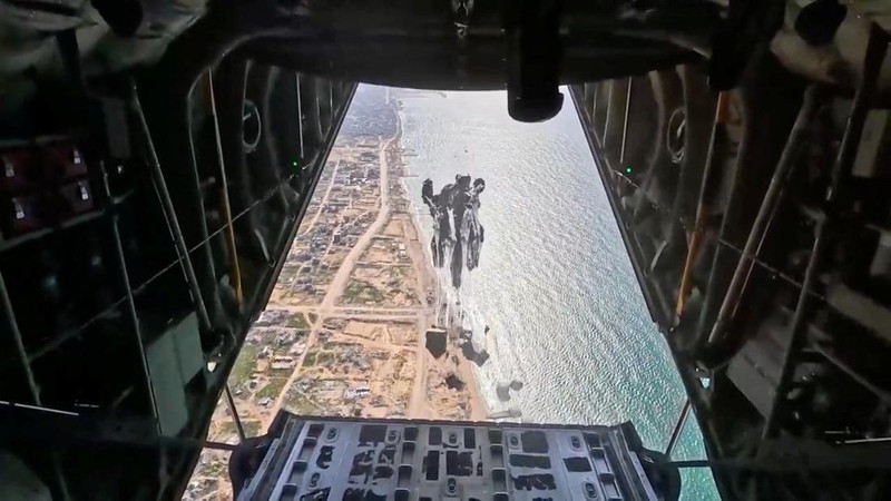 U.S. Air Force drops humanitarian aid for Gaza residents, in this screengrab from a video released on March 5, 2024. US Central Command via X/Handout via REUTERS    THIS IMAGE HAS BEEN SUPPLIED BY A THIRD PARTY