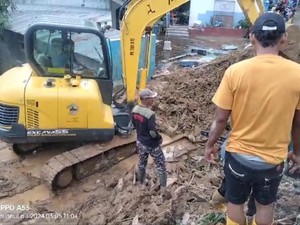 Pembersihan Material Longsor Timbun Rumah di Pemalang Terkendala Cuaca