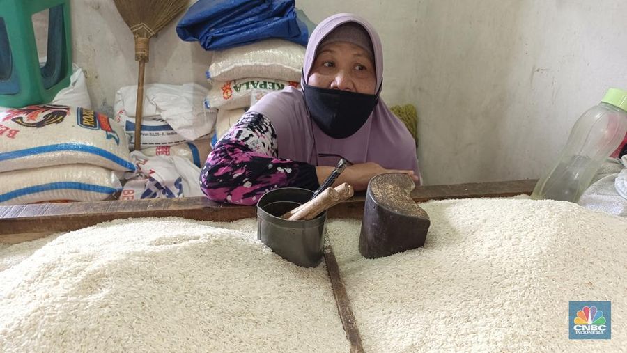 Lima hari menjelang Puasa Ramadan, harga sejumlah bahan pokok penting terpantau stabil tinggi, setelah mengalami kenaikan sejak satu bulan lalu. (CNBC Indonesia/Martya Sari)
