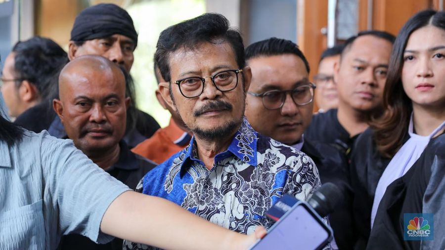 Mantan Menteri Pertanian (Mentan) Syahrul Yasin Limpo (tengah) yang menjadi terdakwa kasus pemerasan dan gratifikasi di Pengadilan Tipikor, Jakarta, Rabu (6/3/2024). (CNBC Indonesia/Faisal Rahman)