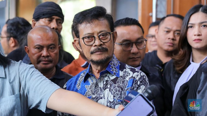 Mantan Menteri Pertanian (Mentan) Syahrul Yasin Limpo (tengah) yang menjadi terdakwa kasus pemerasan dan gratifikasi di Pengadilan Tipikor, Jakarta, Rabu (6/3/2024). (CNBC Indonesia/Faisal Rahman)