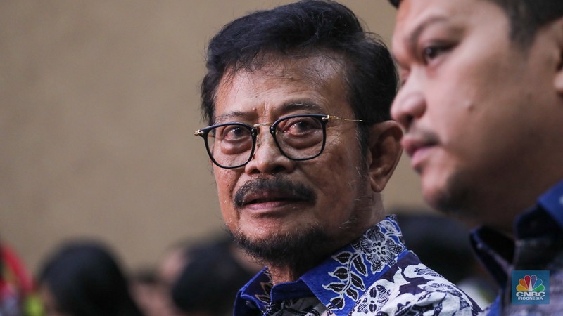 Mantan Menteri Pertanian (Mentan) Syahrul Yasin Limpo Mantan Menteri Pertanian (Mentan) Syahrul Yasin Limpo (tengah) yang menjadi terdakwa kasus pemerasan dan gratifikasi di Pengadilan Tipikor, Jakarta, Rabu (6/3/2024). (CNBC Indonesia/Faisal Rahman)
