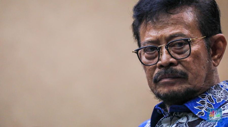 Mantan Menteri Pertanian (Mentan) Syahrul Yasin Limpo (tengah) yang menjadi terdakwa kasus pemerasan dan gratifikasi di Pengadilan Tipikor, Jakarta, Rabu (6/3/2024). (CNBC Indonesia/Faisal Rahman)