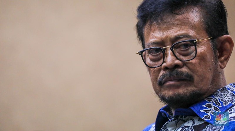 Mantan Menteri Pertanian (Mentan) Syahrul Yasin Limpo (tengah) yang menjadi terdakwa kasus pemerasan dan gratifikasi di Pengadilan Tipikor, Jakarta, Rabu (6/3/2024). (CNBC Indonesia/Faisal Rahman)
