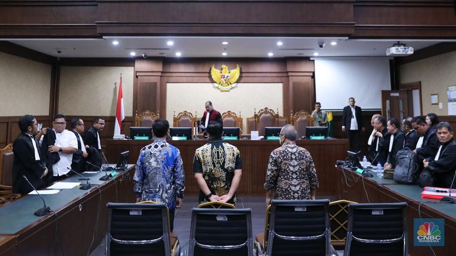 Mantan Menteri Pertanian (Mentan) Syahrul Yasin Limpo (tengah) yang menjadi terdakwa kasus pemerasan dan gratifikasi di Pengadilan Tipikor, Jakarta, Rabu (6/3/2024). (CNBC Indonesia/Faisal Rahman)