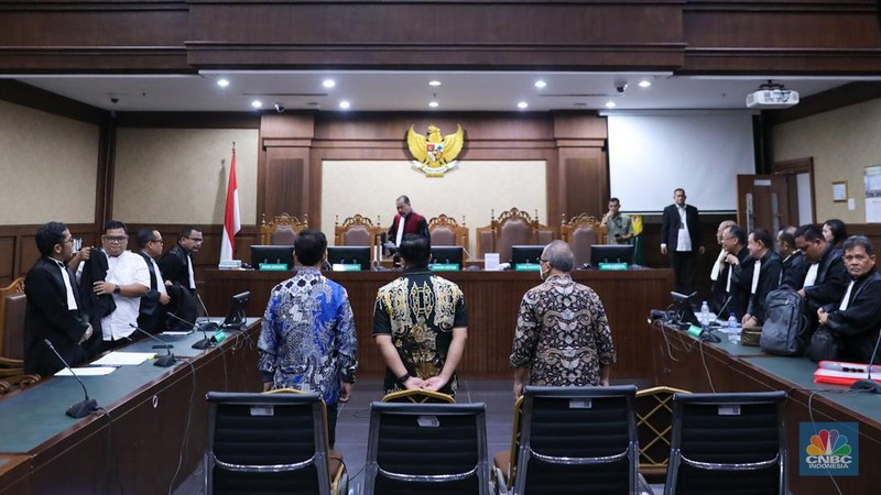 Mantan Menteri Pertanian (Mentan) Syahrul Yasin Limpo (tengah) yang menjadi terdakwa kasus pemerasan dan gratifikasi di Pengadilan Tipikor, Jakarta, Rabu (6/3/2024). (CNBC Indonesia/Faisal Rahman)