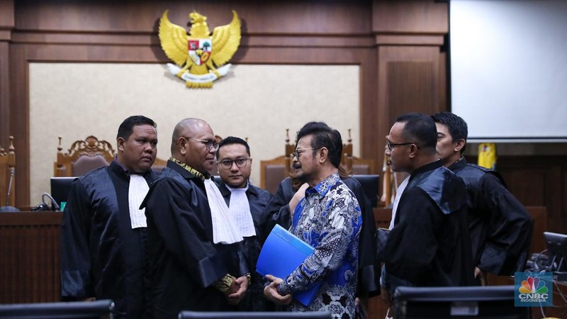 Mantan Menteri Pertanian (Mentan) Syahrul Yasin Limpo (tengah) yang menjadi terdakwa kasus pemerasan dan gratifikasi di Pengadilan Tipikor, Jakarta, Rabu (6/3/2024). (CNBC Indonesia/Faisal Rahman)