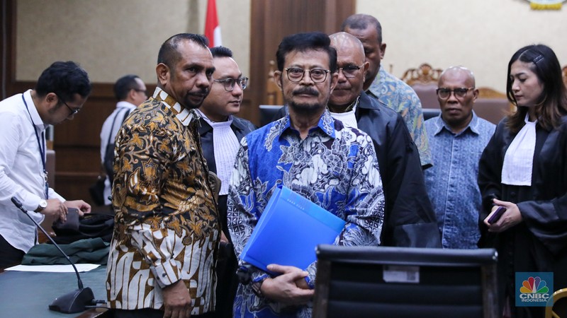 Mantan Menteri Pertanian (Mentan) Syahrul Yasin Limpo Mantan Menteri Pertanian (Mentan) Syahrul Yasin Limpo (tengah) yang menjadi terdakwa kasus pemerasan dan gratifikasi di Pengadilan Tipikor, Jakarta, Rabu (6/3/2024). (CNBC Indonesia/Faisal Rahman)