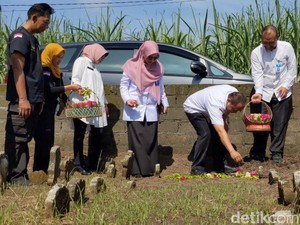 Hukum Menabur Bunga dan Menyiram Air Ketika Ziarah Kubur Jelang Ramadan