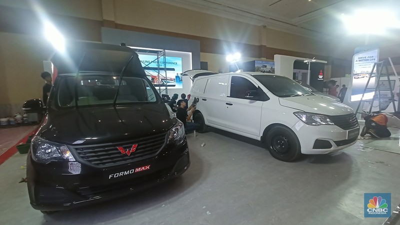 Pekerja menyelesaikan stan peserta Pameran business to business (B2B) untuk industri kendaraan komersial GAIKINDO Indonesia International Commercial Vehicle Expo (GIICOMVEC) di Jakarta Convention Center, Rabu (6/3/2024). Pekerja menyelesaikan stan peserta Pameran business to business (B2B) untuk industri kendaraan komersial GAIKINDO Indonesia International Commercial Vehicle Expo (GIICOMVEC) di Jakarta Convention Center, Rabu (6/3/2024). (CNBC Indonesia/Tri Susilo)
