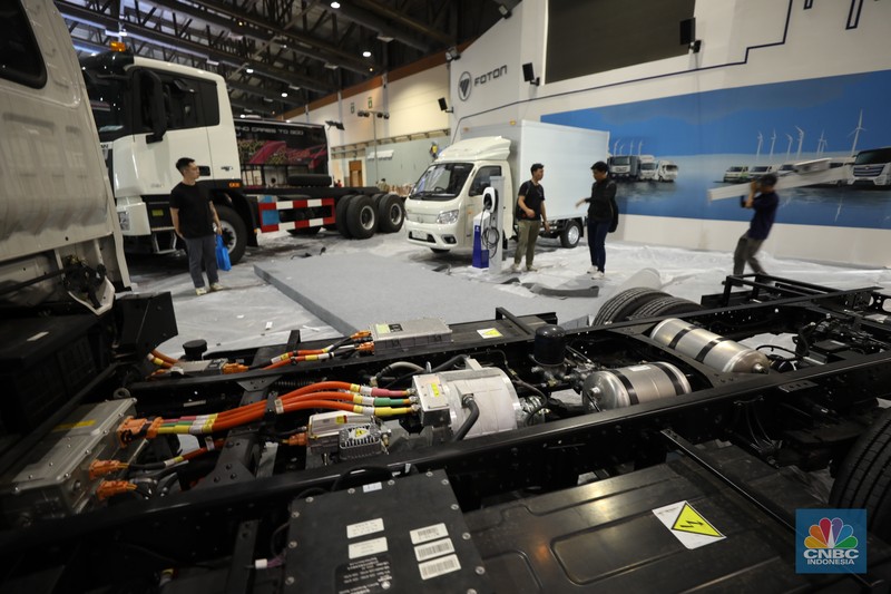 Pekerja menyelesaikan stan peserta Pameran business to business (B2B) untuk industri kendaraan komersial GAIKINDO Indonesia International Commercial Vehicle Expo (GIICOMVEC) di Jakarta Convention Center, Rabu (6/3/2024). Pekerja menyelesaikan stan peserta Pameran business to business (B2B) untuk industri kendaraan komersial GAIKINDO Indonesia International Commercial Vehicle Expo (GIICOMVEC) di Jakarta Convention Center, Rabu (6/3/2024). (CNBC Indonesia/Tri Susilo)