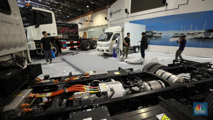 Pekerja menyelesaikan stan peserta Pameran business to business (B2B) untuk industri kendaraan komersial GAIKINDO Indonesia International Commercial Vehicle Expo (GIICOMVEC) di  Jakarta Convention Center, Rabu (6/3/2024). (CNBC Indonesia/Tri Susilo)