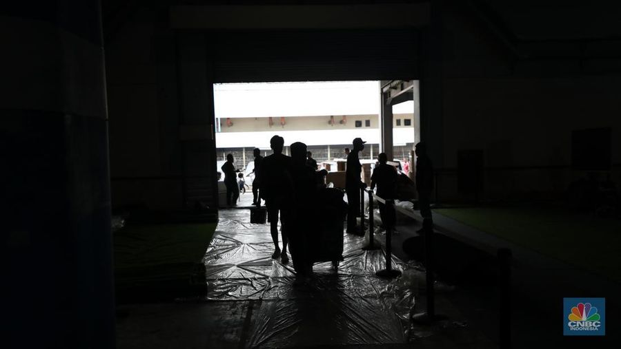 Pekerja menyelesaikan stan peserta Pameran business to business (B2B) untuk industri kendaraan komersial GAIKINDO Indonesia International Commercial Vehicle Expo (GIICOMVEC) di  Jakarta Convention Center, Rabu (6/3/2024). (CNBC Indonesia/Tri Susilo)