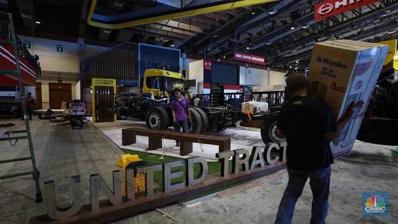 Pekerja menyelesaikan stan peserta Pameran business to business (B2B) untuk industri kendaraan komersial GAIKINDO Indonesia International Commercial Vehicle Expo (GIICOMVEC) di Jakarta Convention Center, Rabu (6/3/2024). Pekerja menyelesaikan stan peserta Pameran business to business (B2B) untuk industri kendaraan komersial GAIKINDO Indonesia International Commercial Vehicle Expo (GIICOMVEC) di Jakarta Convention Center, Rabu (6/3/2024). (CNBC Indonesia/Tri Susilo)
