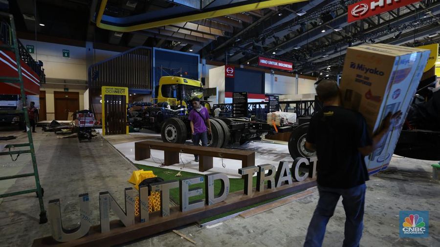 Pekerja menyelesaikan stan peserta Pameran business to business (B2B) untuk industri kendaraan komersial GAIKINDO Indonesia International Commercial Vehicle Expo (GIICOMVEC) di  Jakarta Convention Center, Rabu (6/3/2024). (CNBC Indonesia/Tri Susilo)