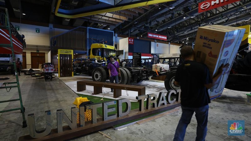 Pekerja menyelesaikan stan peserta Pameran business to business (B2B) untuk industri kendaraan komersial GAIKINDO Indonesia International Commercial Vehicle Expo (GIICOMVEC) di  Jakarta Convention Center, Rabu (6/3/2024). (CNBC Indonesia/Tri Susilo)