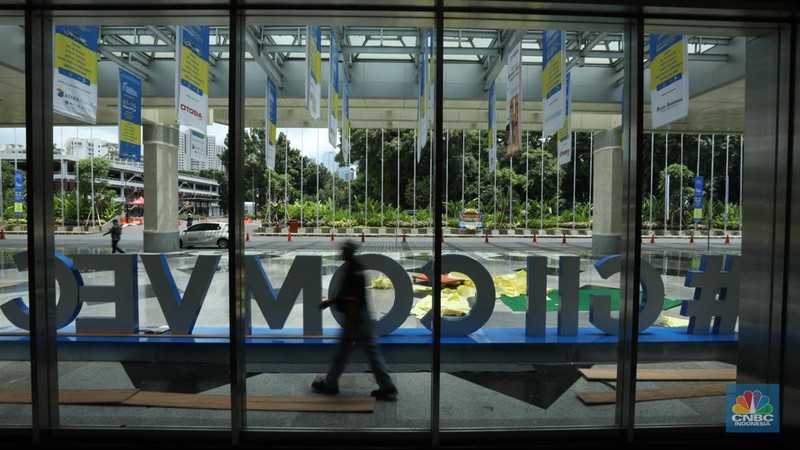 Pekerja menyelesaikan stan peserta Pameran business to business (B2B) untuk industri kendaraan komersial GAIKINDO Indonesia International Commercial Vehicle Expo (GIICOMVEC) di  Jakarta Convention Center, Rabu (6/3/2024). (CNBC Indonesia/Tri Susilo)