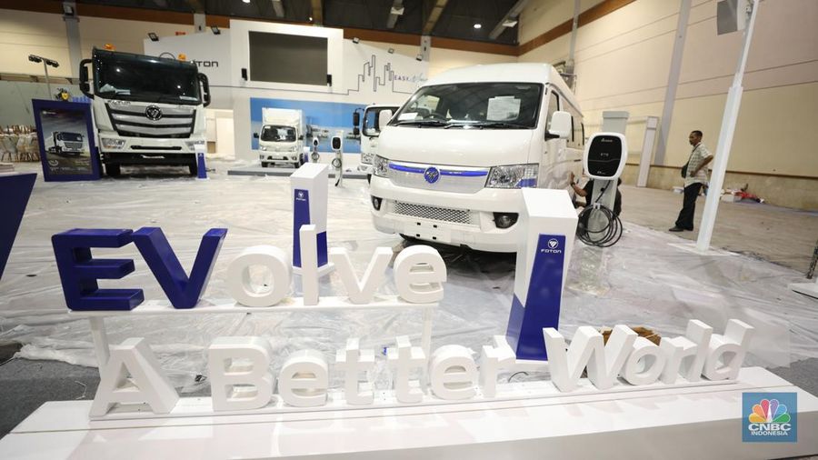Pekerja menyelesaikan stan peserta Pameran business to business (B2B) untuk industri kendaraan komersial GAIKINDO Indonesia International Commercial Vehicle Expo (GIICOMVEC) di  Jakarta Convention Center, Rabu (6/3/2024). (CNBC Indonesia/Tri Susilo)