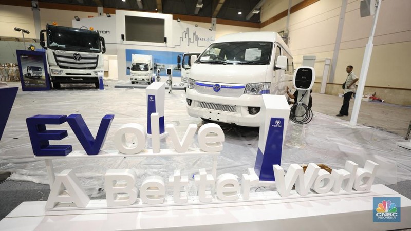 Pekerja menyelesaikan stan peserta Pameran business to business (B2B) untuk industri kendaraan komersial GAIKINDO Indonesia International Commercial Vehicle Expo (GIICOMVEC) di  Jakarta Convention Center, Rabu (6/3/2024). (CNBC Indonesia/Tri Susilo)