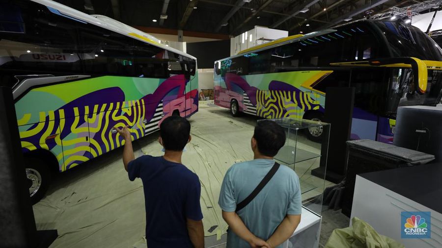 Pekerja menyelesaikan stan peserta Pameran business to business (B2B) untuk industri kendaraan komersial GAIKINDO Indonesia International Commercial Vehicle Expo (GIICOMVEC) di  Jakarta Convention Center, Rabu (6/3/2024). (CNBC Indonesia/Tri Susilo)