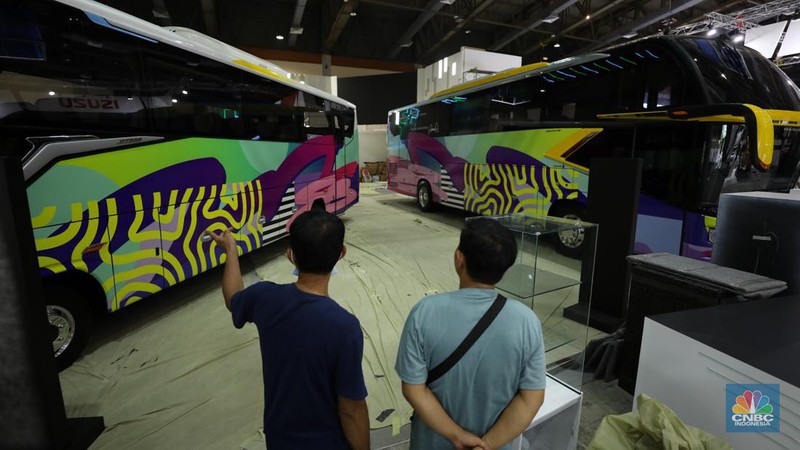 Pekerja menyelesaikan stan peserta Pameran business to business (B2B) untuk industri kendaraan komersial GAIKINDO Indonesia International Commercial Vehicle Expo (GIICOMVEC) di  Jakarta Convention Center, Rabu (6/3/2024). (CNBC Indonesia/Tri Susilo)