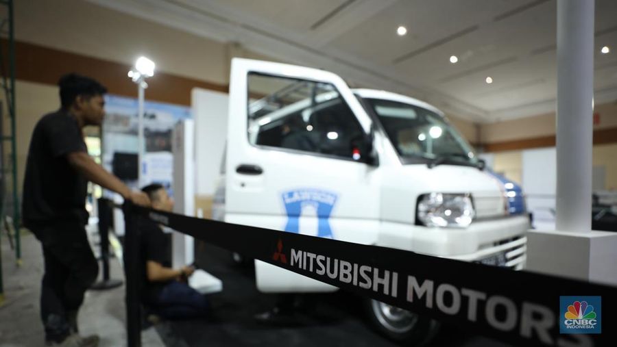 Pekerja menyelesaikan stan peserta Pameran business to business (B2B) untuk industri kendaraan komersial GAIKINDO Indonesia International Commercial Vehicle Expo (GIICOMVEC) di  Jakarta Convention Center, Rabu (6/3/2024). (CNBC Indonesia/Tri Susilo)