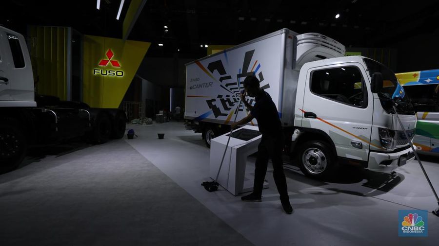 Pekerja menyelesaikan stan peserta Pameran business to business (B2B) untuk industri kendaraan komersial GAIKINDO Indonesia International Commercial Vehicle Expo (GIICOMVEC) di  Jakarta Convention Center, Rabu (6/3/2024). (CNBC Indonesia/Tri Susilo)