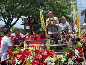 Bangga! Walkot Eri Arak Piala Adipura Kencana Keliling Kota Surabaya