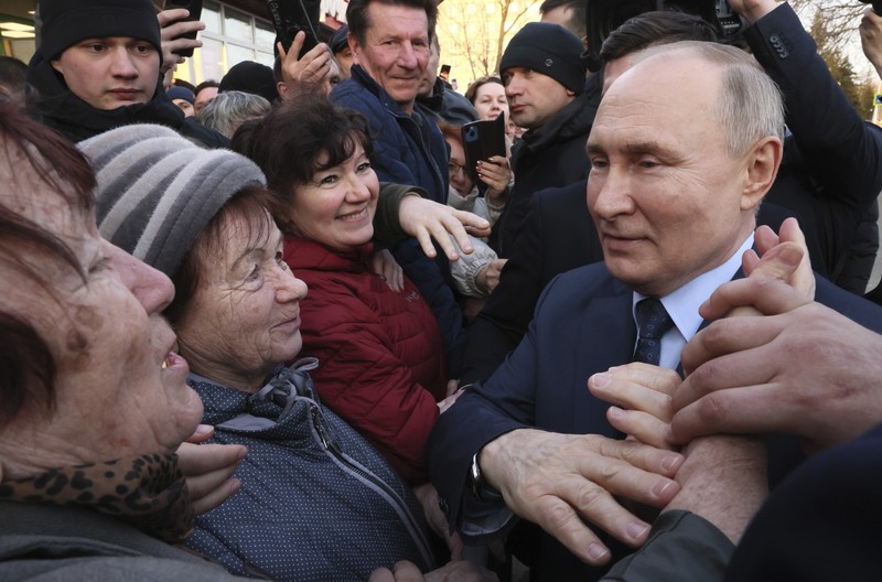 Presiden Rusia Vladimir Putin bertemu dengan penduduk setempat usai kunjungan ke kompleks rumah kaca Solnechniy Dar, bagian dari perusahaan agroindustri ECO-Culture, di luar Stavropol, Rusia, Selasa, 5 Maret 2024. Presiden Rusia Vladimir Putin bertemu dengan penduduk setempat usai kunjungan ke kompleks rumah kaca Solnechniy Dar, bagian dari perusahaan agroindustri ECO-Culture, di luar Stavropol, Rusia, Selasa, 5 Maret 2024. (Mikhail Metzel, Sputnik, Kremlin Pool Photo via AP)