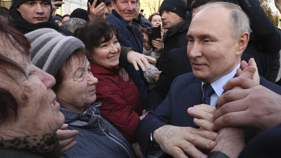 Presiden Rusia Vladimir Putin bertemu dengan penduduk setempat usai kunjungan ke kompleks rumah kaca Solnechniy Dar, bagian dari perusahaan agroindustri ECO-Culture, di luar Stavropol, Rusia, Selasa, 5 Maret 2024. (Mikhail Metzel, Sputnik, Kremlin Pool Photo via AP)