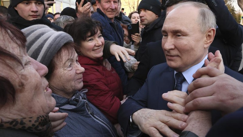 Presiden Rusia Vladimir Putin bertemu dengan penduduk setempat usai kunjungan ke kompleks rumah kaca Solnechniy Dar, bagian dari perusahaan agroindustri ECO-Culture, di luar Stavropol, Rusia, Selasa, 5 Maret 2024. (Mikhail Metzel, Sputnik, Kremlin Pool Photo via AP)