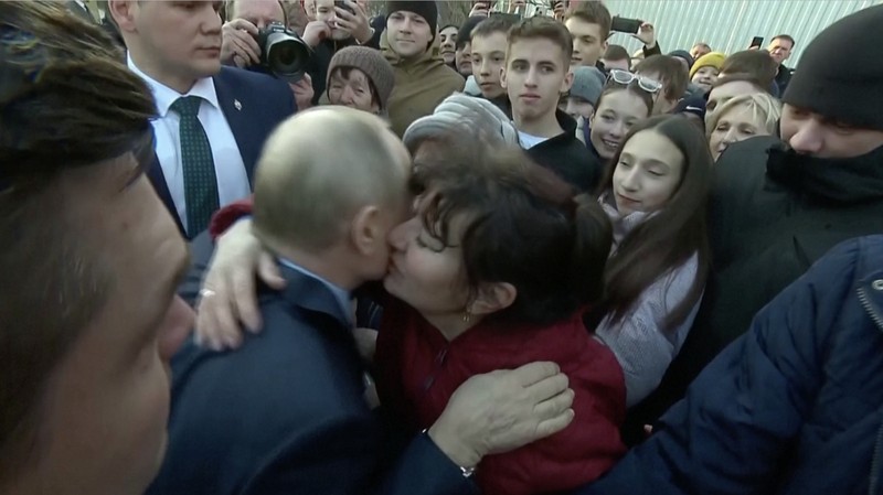 Presiden Rusia Vladimir Putin bertemu dengan penduduk setempat usai kunjungan ke kompleks rumah kaca Solnechniy Dar, bagian dari perusahaan agroindustri ECO-Culture, di luar Stavropol, Rusia, Selasa, 5 Maret 2024. (Mikhail Metzel, Sputnik, Kremlin Pool Photo via AP)