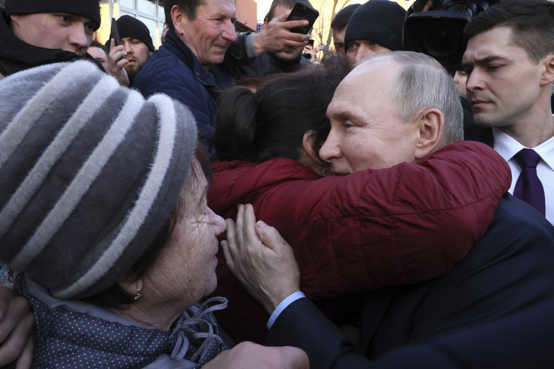 Presiden Rusia Vladimir Putin bertemu dengan penduduk setempat usai kunjungan ke kompleks rumah kaca Solnechniy Dar, bagian dari perusahaan agroindustri ECO-Culture, di luar Stavropol, Rusia, Selasa, 5 Maret 2024. Presiden Rusia Vladimir Putin bertemu dengan penduduk setempat usai kunjungan ke kompleks rumah kaca Solnechniy Dar, bagian dari perusahaan agroindustri ECO-Culture, di luar Stavropol, Rusia, Selasa, 5 Maret 2024. (Mikhail Metzel, Sputnik, Kremlin Pool Photo via AP)