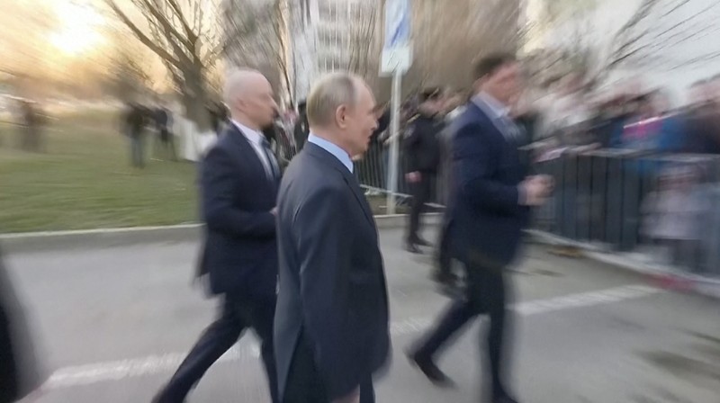 Presiden Rusia Vladimir Putin bertemu dengan penduduk setempat usai kunjungan ke kompleks rumah kaca Solnechniy Dar, bagian dari perusahaan agroindustri ECO-Culture, di luar Stavropol, Rusia, Selasa, 5 Maret 2024. Presiden Rusia Vladimir Putin bertemu dengan penduduk setempat usai kunjungan ke kompleks rumah kaca Solnechniy Dar, bagian dari perusahaan agroindustri ECO-Culture, di luar Stavropol, Rusia, Selasa, 5 Maret 2024. (Mikhail Metzel, Sputnik, Kremlin Pool Photo via AP)